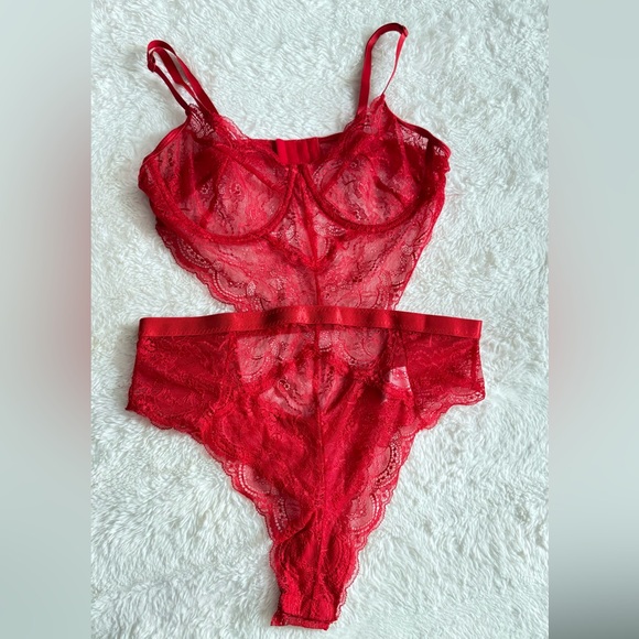 Elegant Red Lace Lingerie Set - Picture 2 of 11